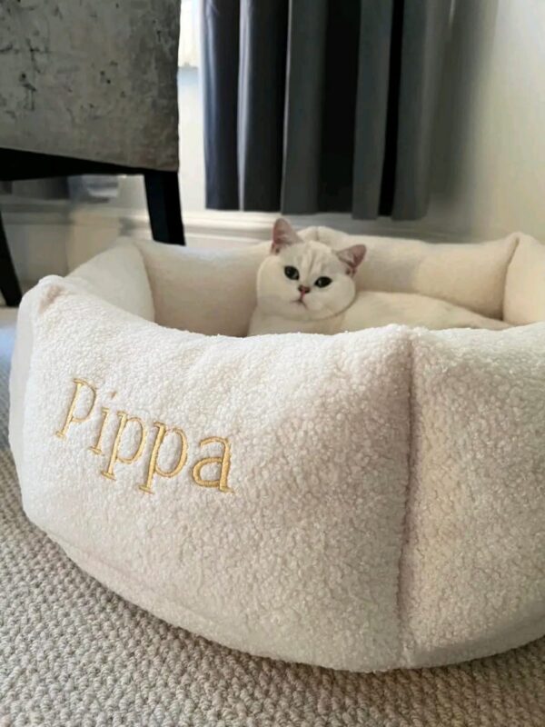 Soft pet bed for cats and small dogs