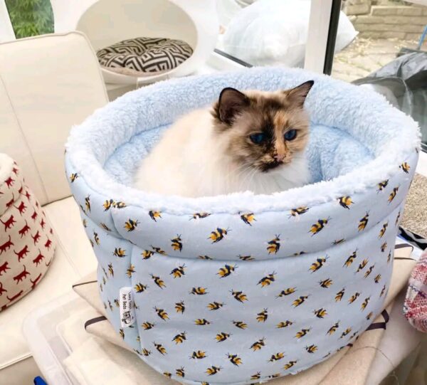 warm plush pet bed with bee design for indoor pets